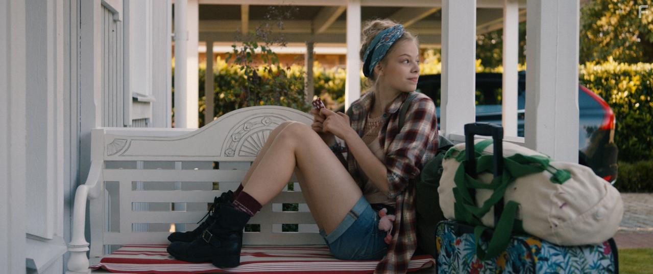 Emma Bading in Lucky Loser - Ein Sommer in der Bredouille (2017)