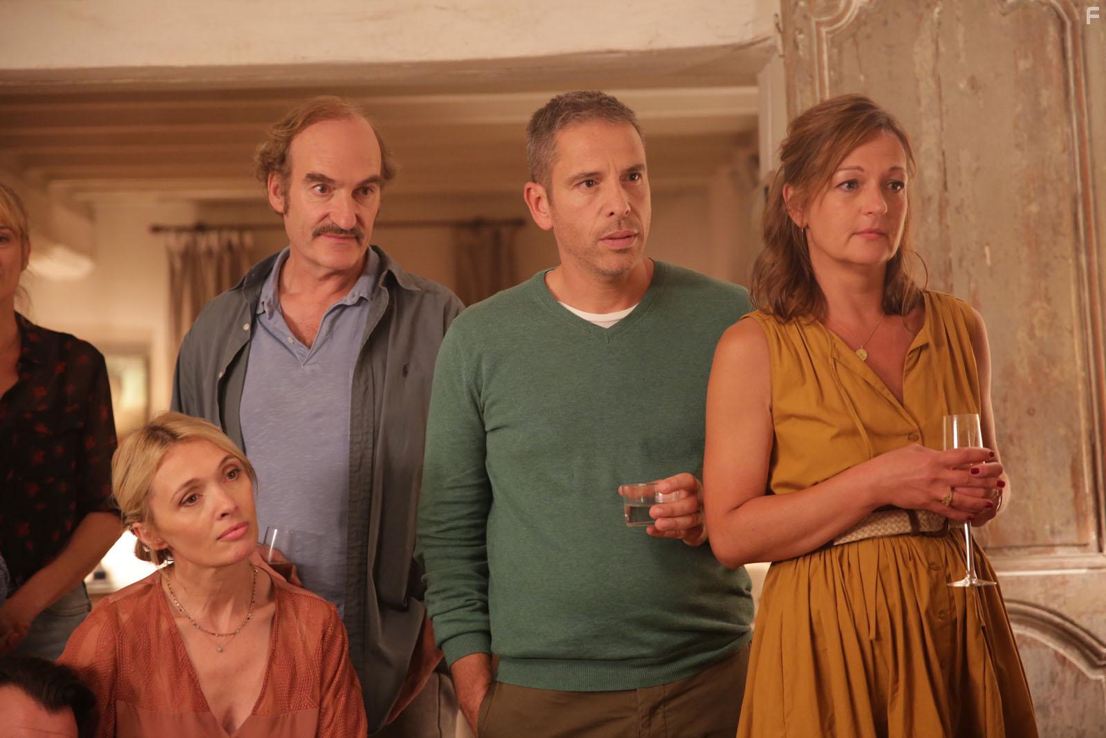 Anne Marivin, Michel Vuillermoz, Anne Girouard, and Medi Sadoun in Chamboultout (2019)