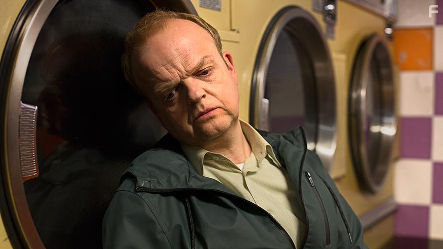 Carl (Toby Jones)
