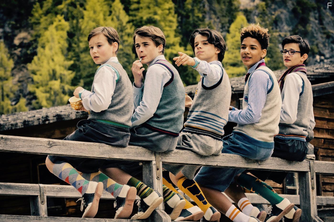 Maurizio Magno, Eloi Christ, Caspar Kryzsch, Chieloka Nwokolo, and Benedict Glckle in Burg Schreckenstein II - Kssen (nicht) verboten (2017)