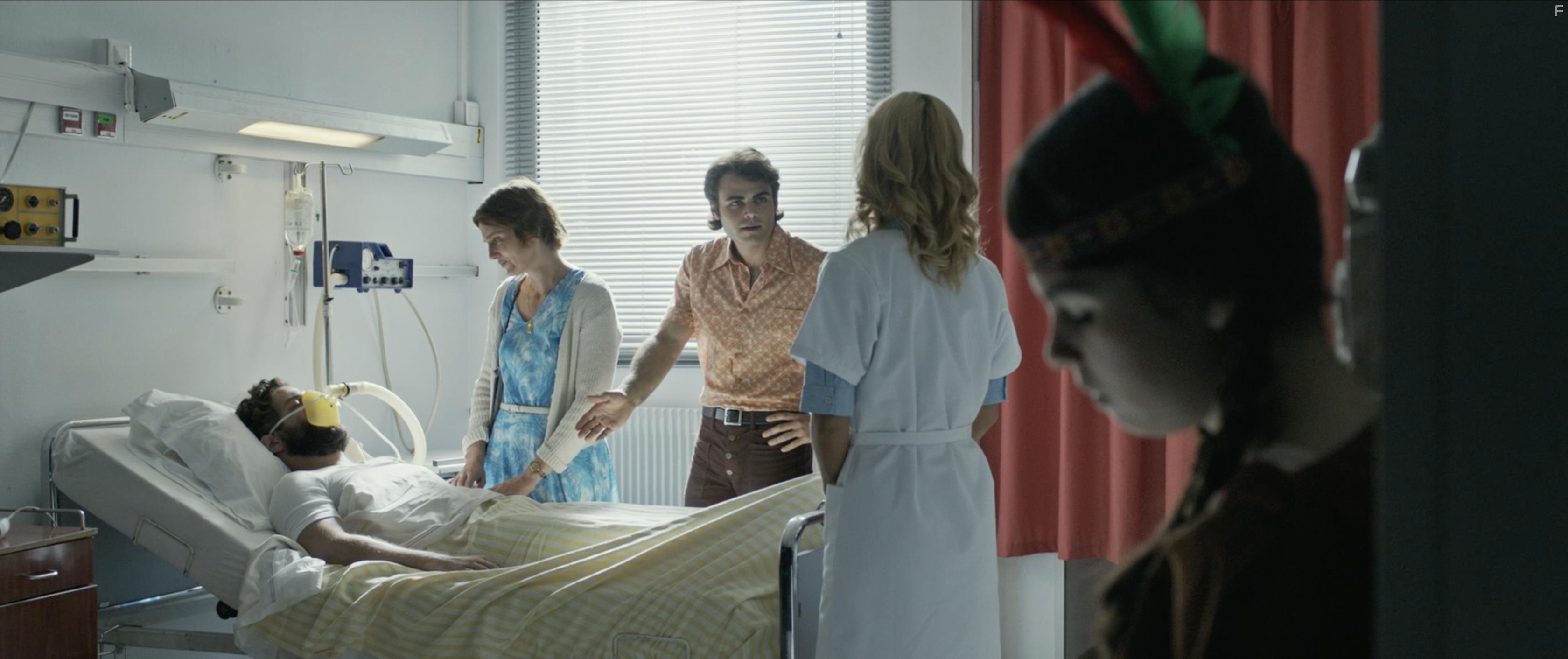 Beatriz Batarda, Nuno Lopes, Thomas Brazete, and Naomi Biton in Menina (2017)