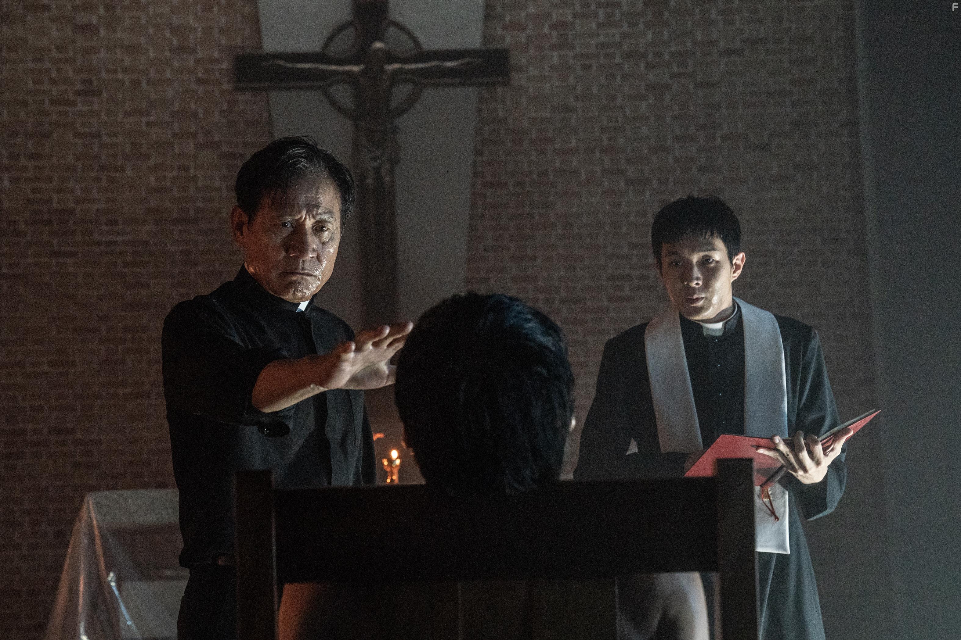 Sung-Ki Ahn and Woo-sik Choi in Saja (2019)