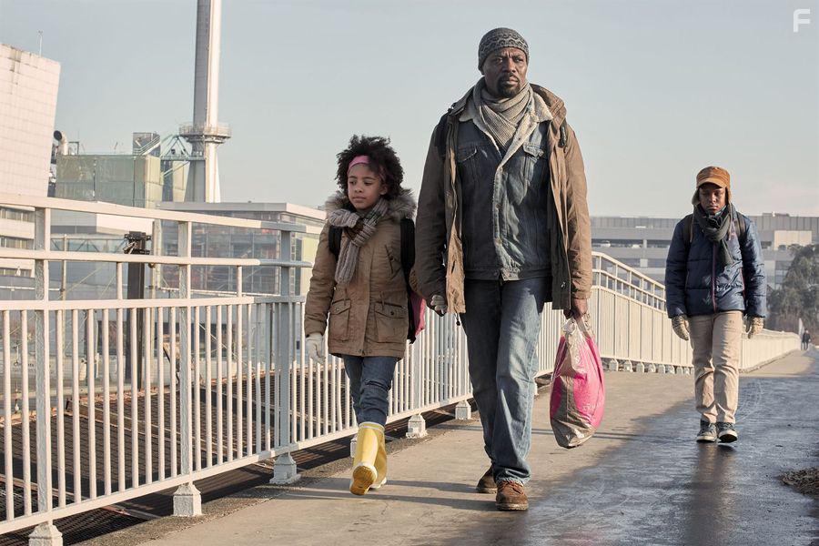 Eriq Ebouaney, Ibrahim Burama Darboe, and Aalayna Lys in Une saison en France (2017)