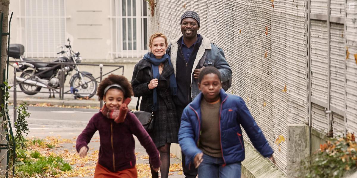 Sandrine Bonnaire, Eriq Ebouaney, Ibrahim Burama Darboe, and Aalayna Lys in Une saison en France (2017)