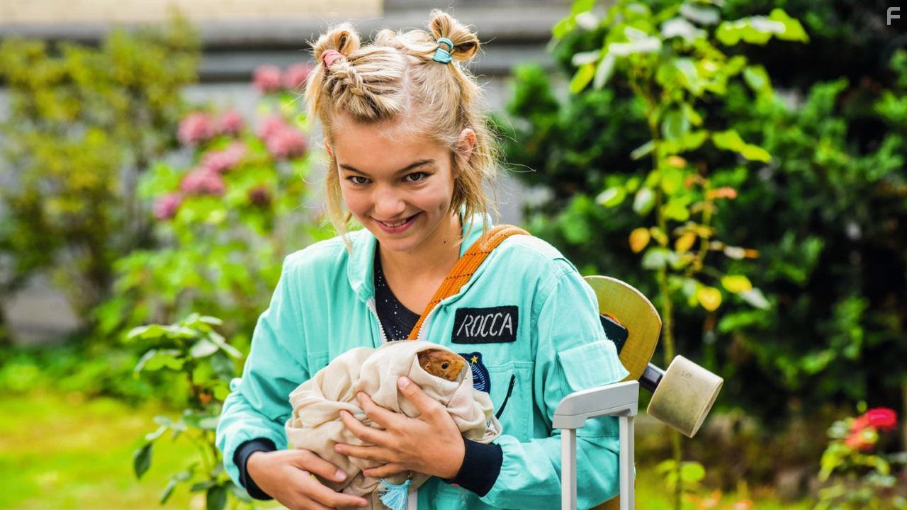 Luna Maxeiner in Rocca verndert die Welt (2019)