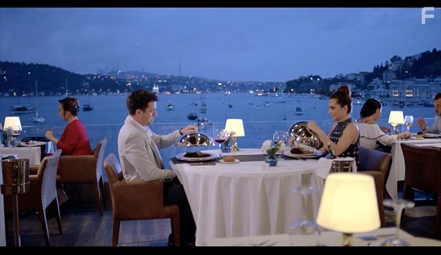 Caglar Ertugrul and Meric Aral in Yanimda Kal (2018)