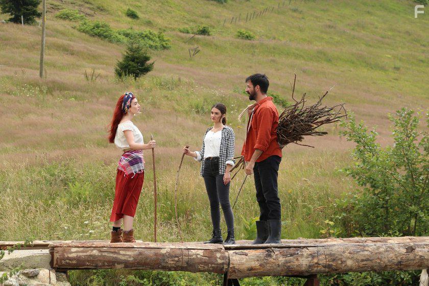 Aslihan Gner, Ismail Demirci, and Gizem Gnes in Kuzey Yildizi (2019)