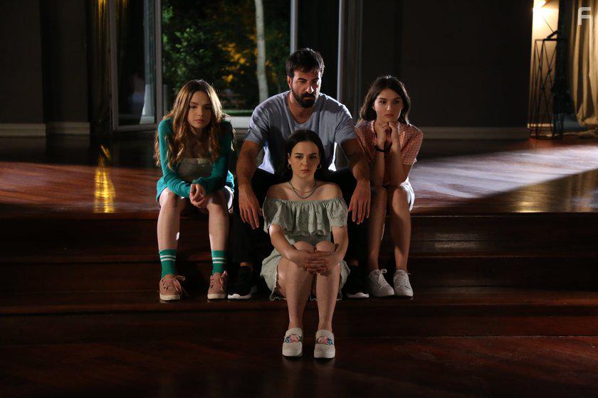 Nilsu Berfin Aktas, Aslihan Kapansahin, Ismail Demirci, and Gizem Gnes in Kuzey Yildizi (2019)