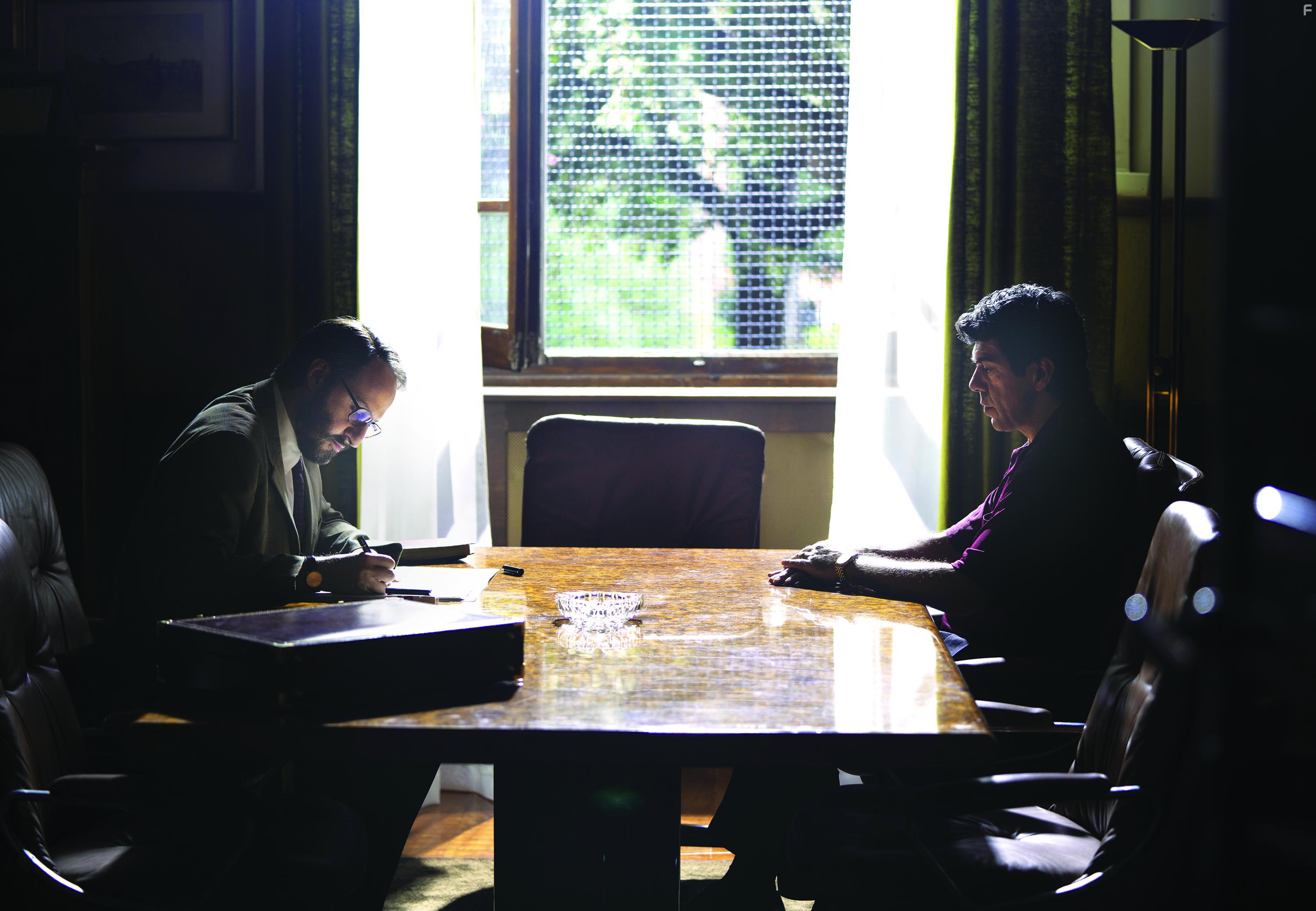 Pierfrancesco Favino and Fausto Russo Alesi in Il traditore (2019)