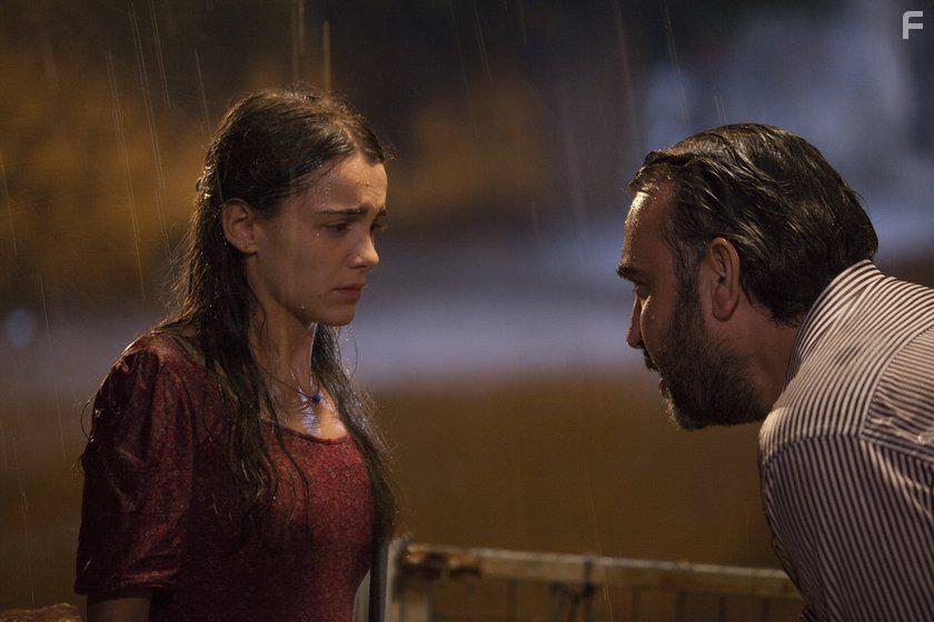 Hafsanur Sancaktutan and Hasan Kketin in Ask Aglatir (2019)