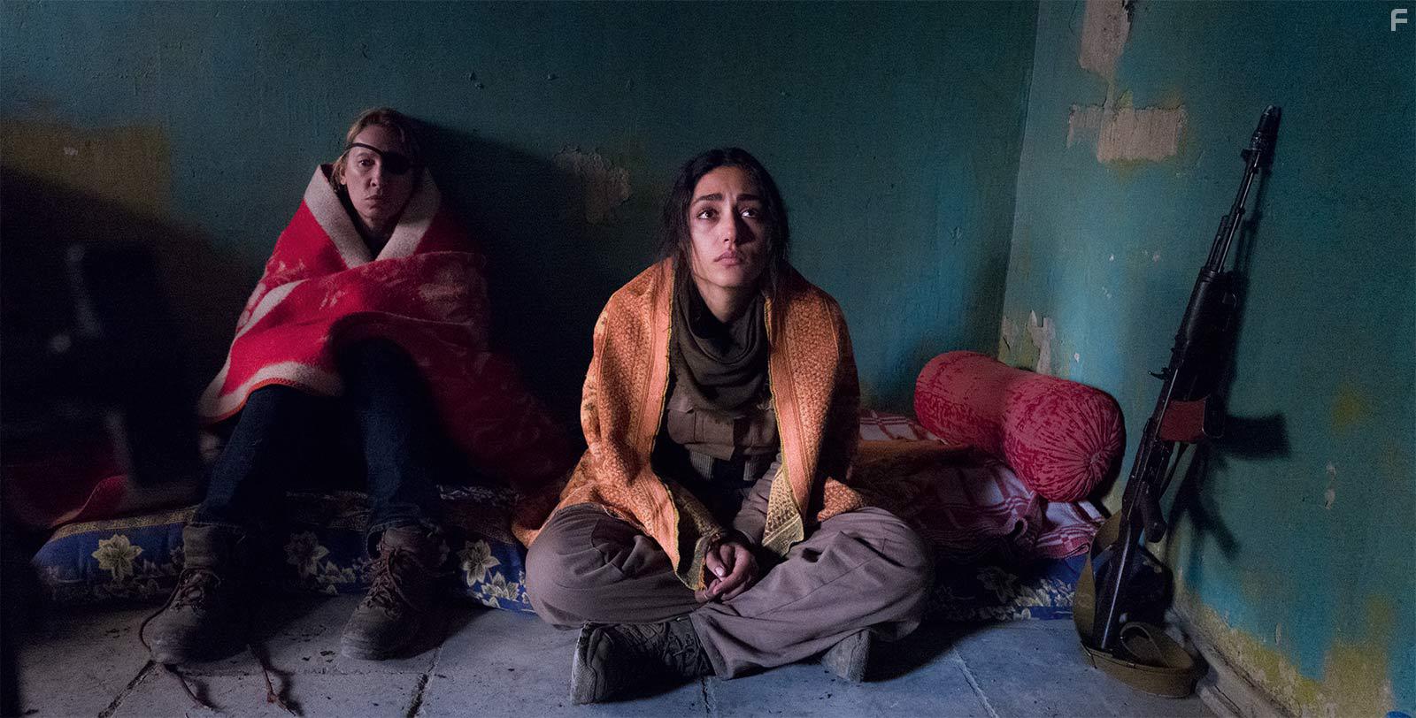 Emmanuelle Bercot and Golshifteh Farahani in Les filles du soleil (2018)