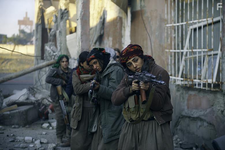 Golshifteh Farahani in Les filles du soleil (2018)