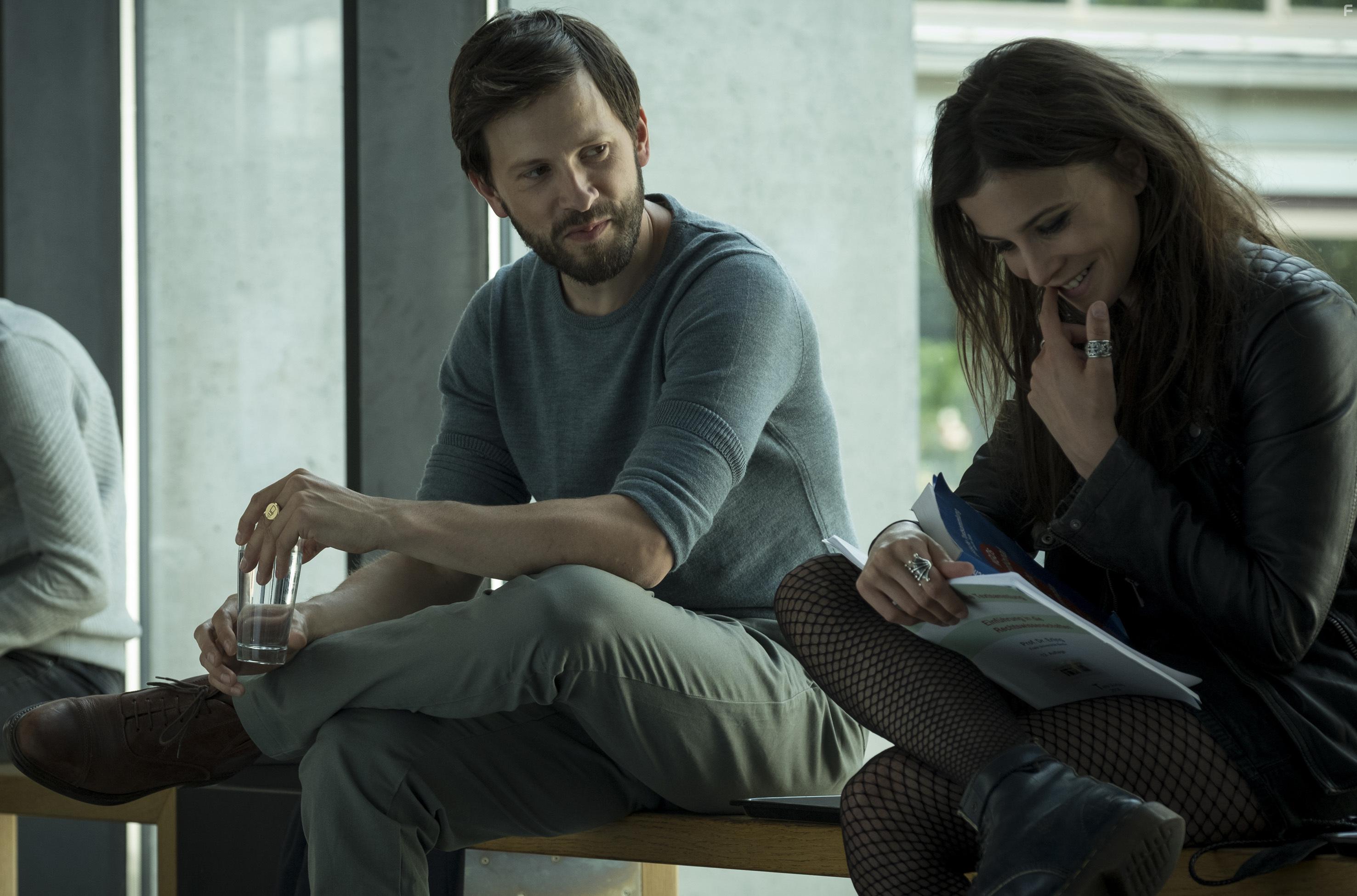 Franz Dinda and Aylin Tezel in Die Informantin 2 (2019)