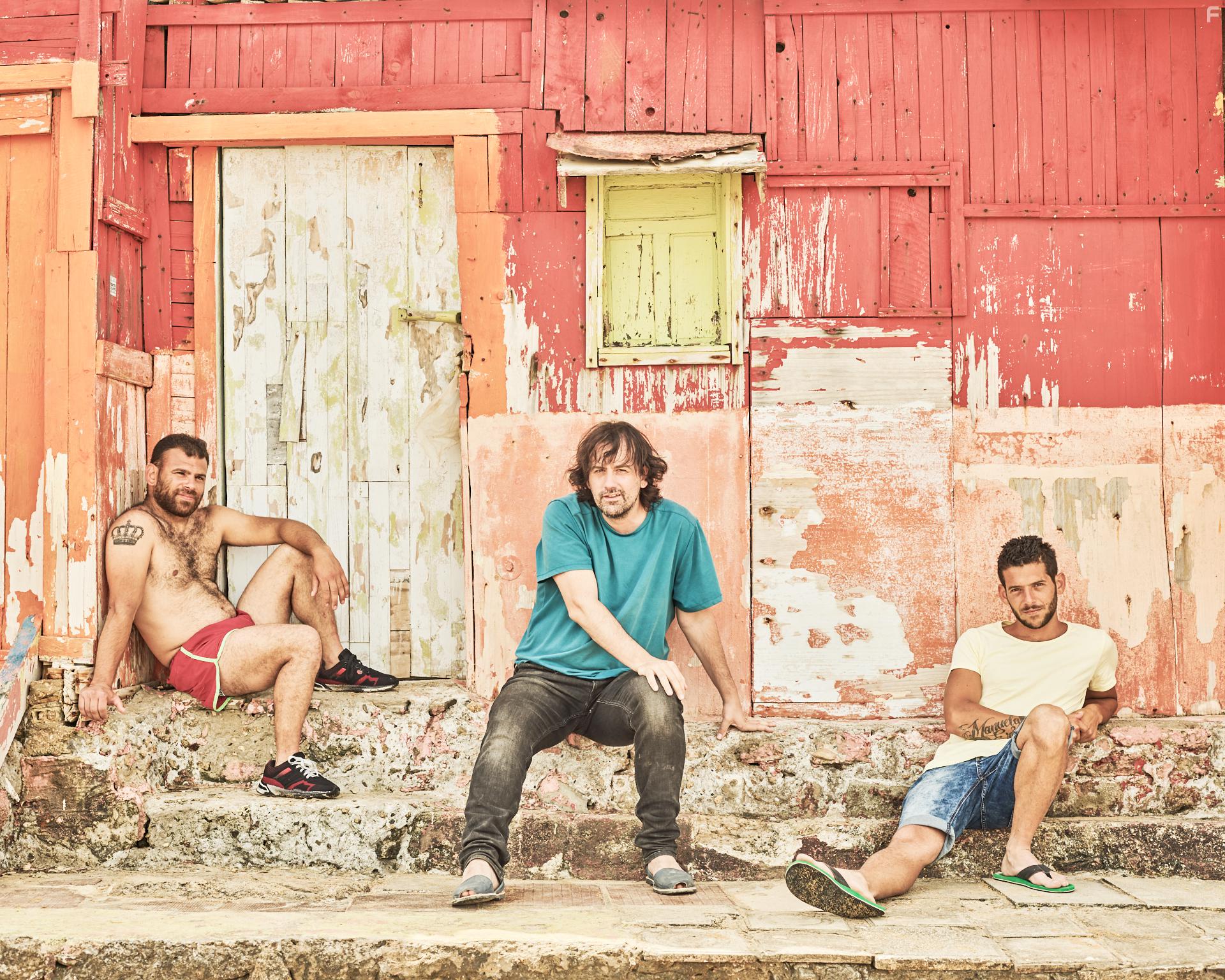 Isaki Lacuesta, Israel Gmez Romero, and Francisco Jos Gmez Romero in Entre dos aguas (2018)