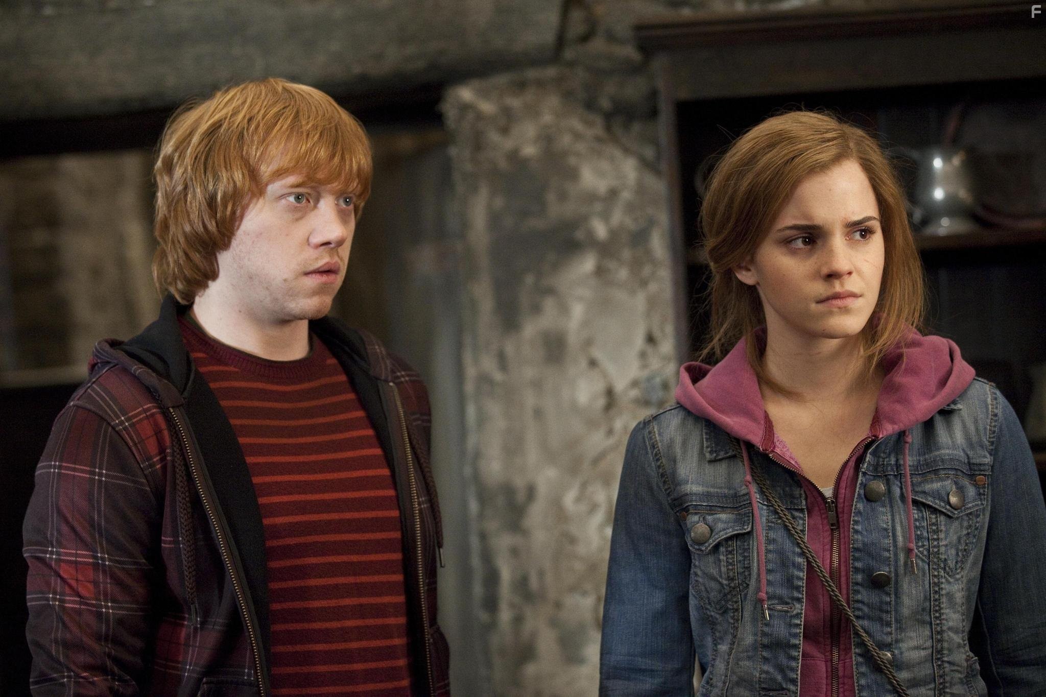 Rupert Grint and Emma Watson in Гарри Поттер и Дары смерти: Часть II (2011)