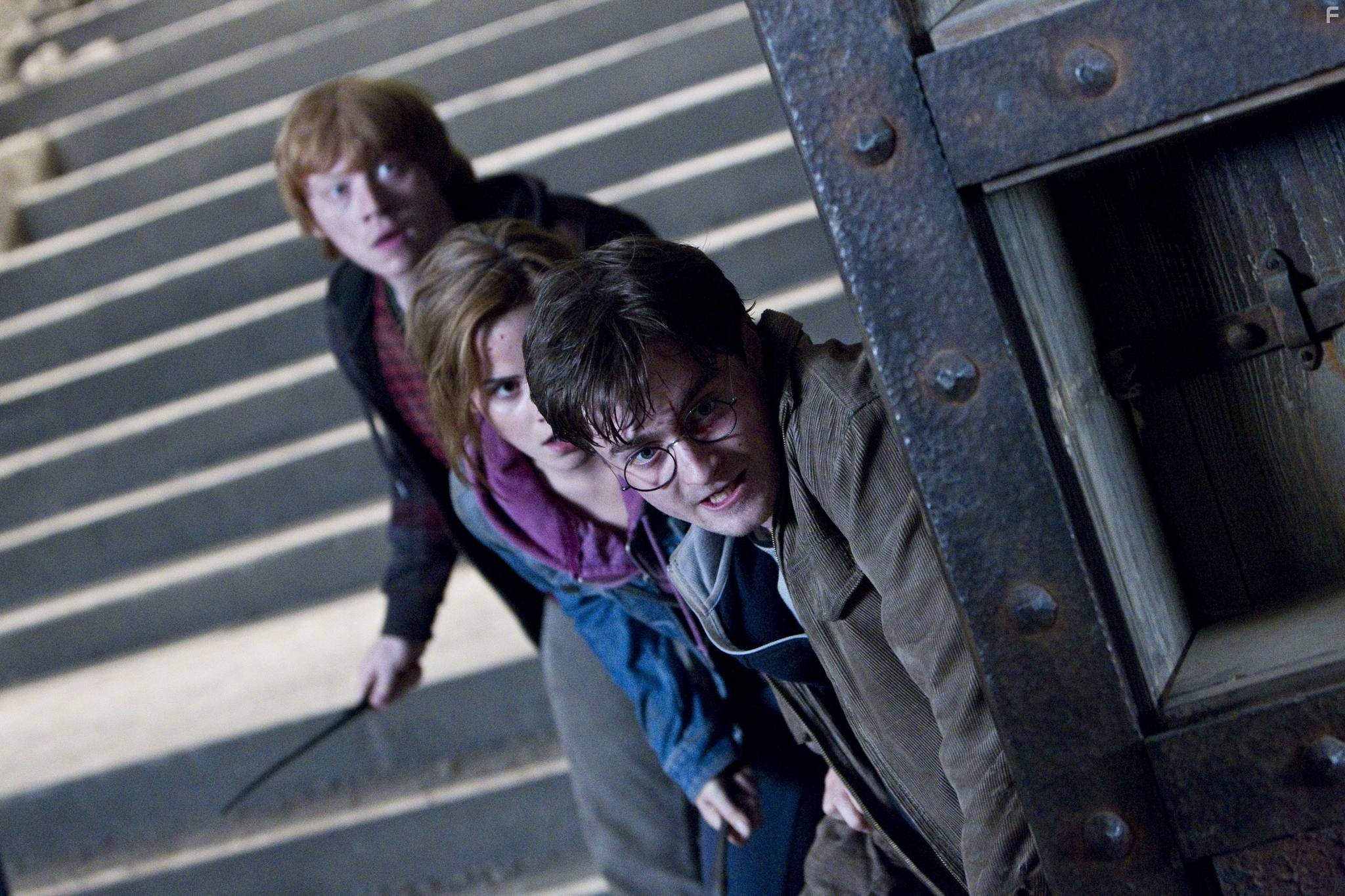 Rupert Grint, Daniel Radcliffe, and Emma Watson in Гарри Поттер и Дары смерти: Часть II (2011)