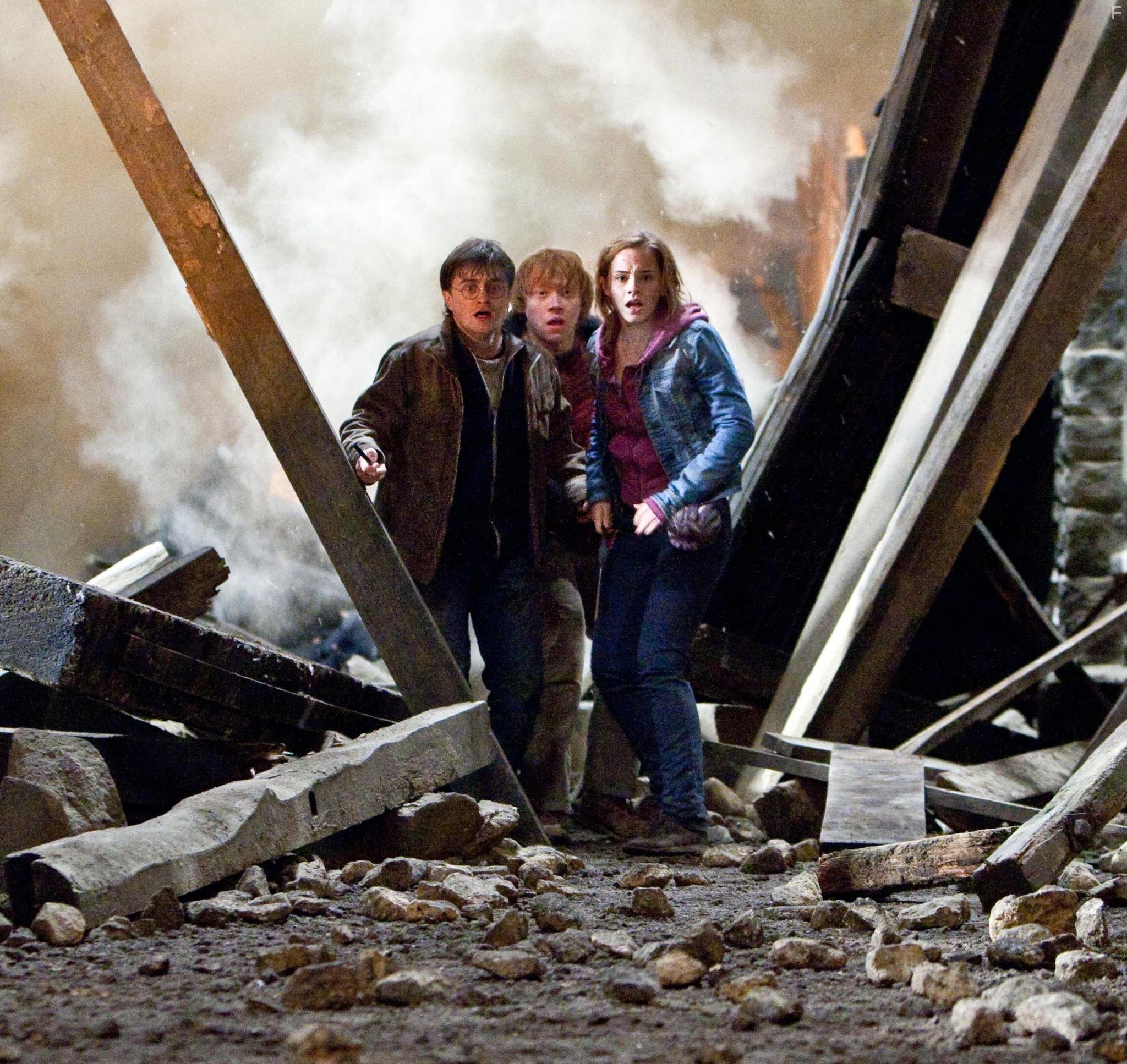 Rupert Grint, Daniel Radcliffe, and Emma Watson in Гарри Поттер и Дары смерти: Часть II (2011)