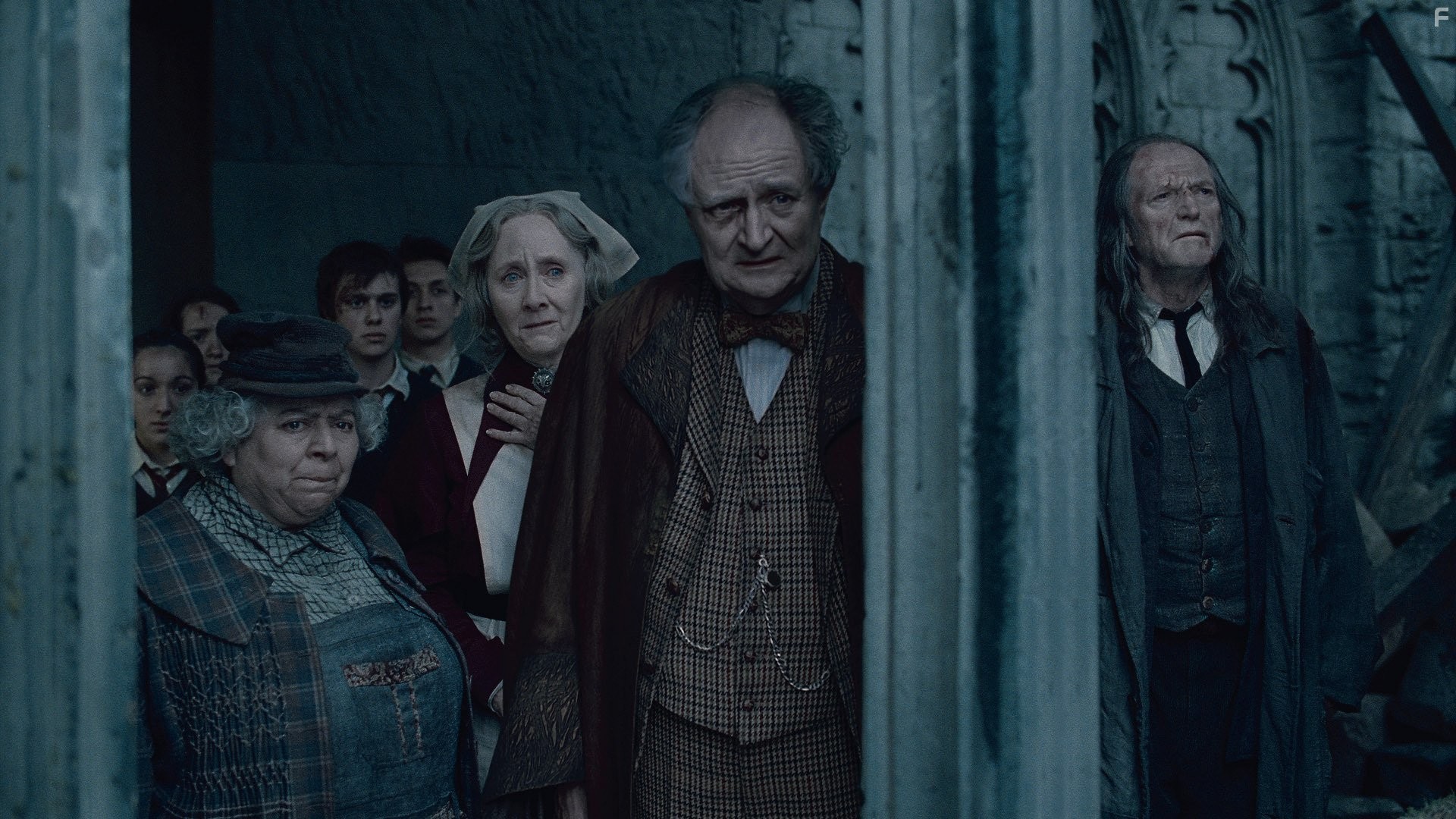 Jim Broadbent, David Bradley, Gemma Jones, and Miriam Margolyes in Гарри Поттер и Дары смерти: Часть II (2011)