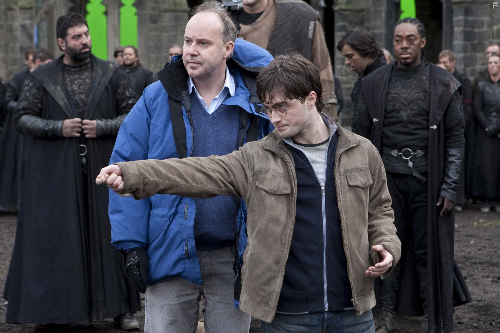 Daniel Radcliffe and David Yates in Гарри Поттер и Дары смерти: Часть II (2011)