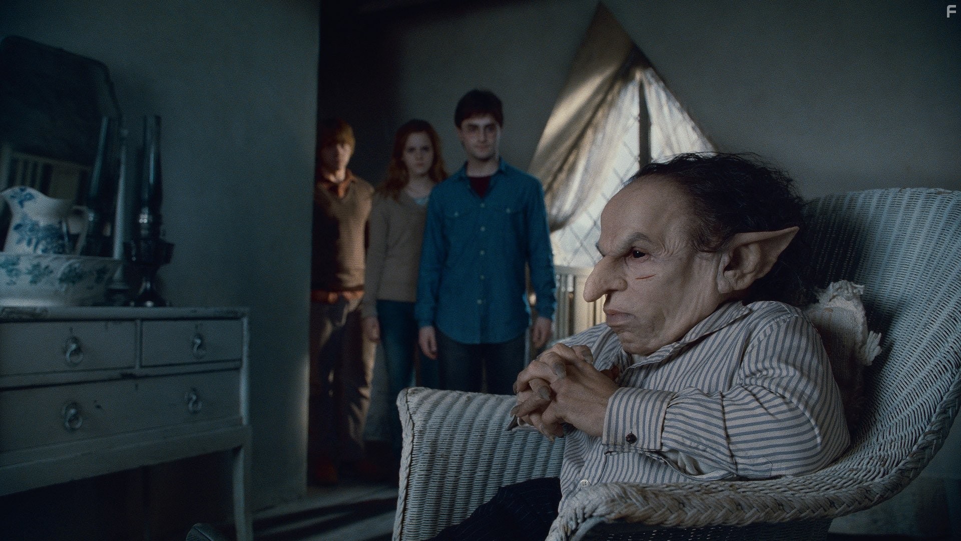 Warwick Davis, Rupert Grint, Daniel Radcliffe, and Emma Watson in Гарри Поттер и Дары смерти: Часть II (2011)
