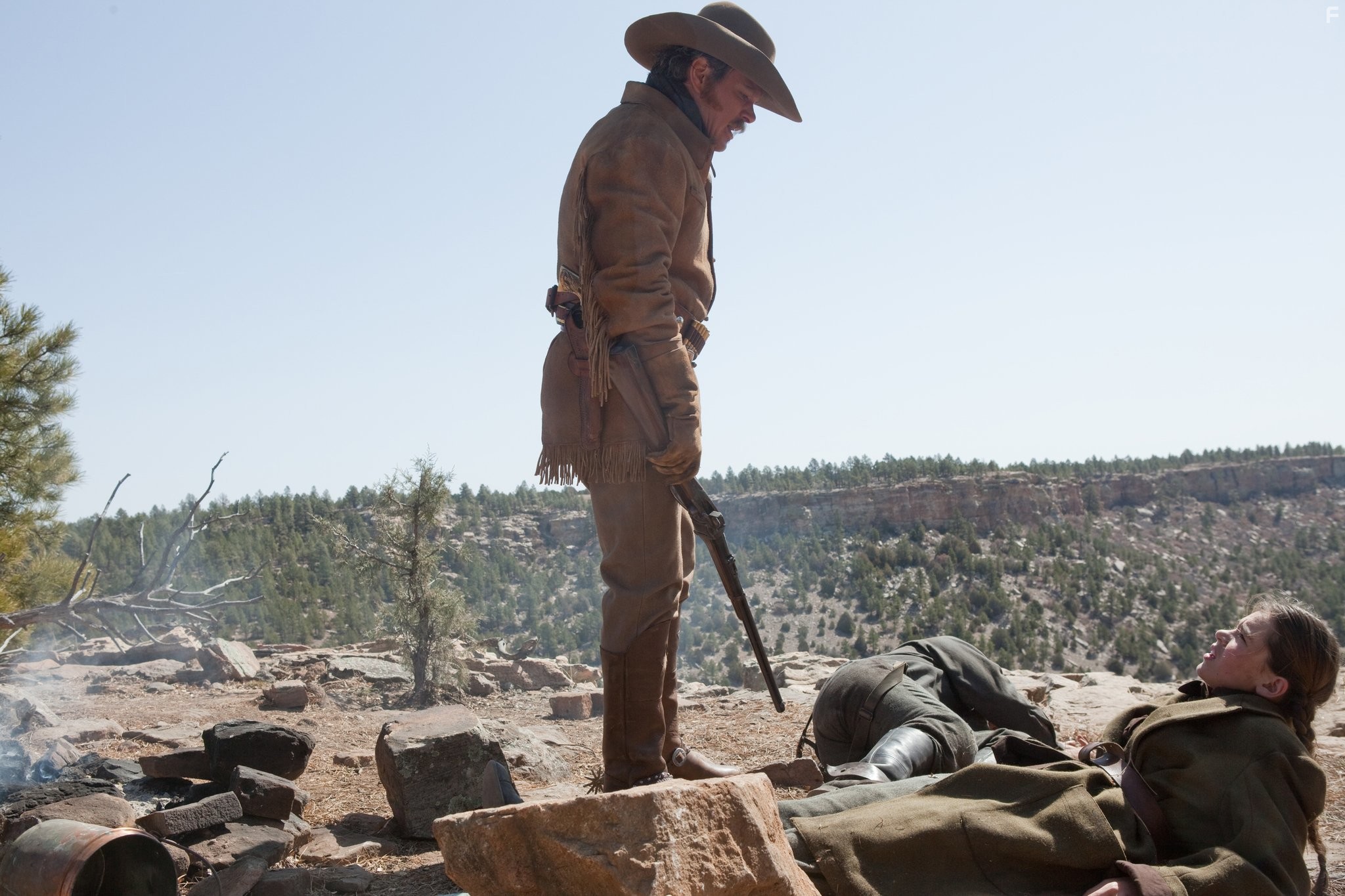 Matt Damon and Hailee Steinfeld in Железная хватка (2010)