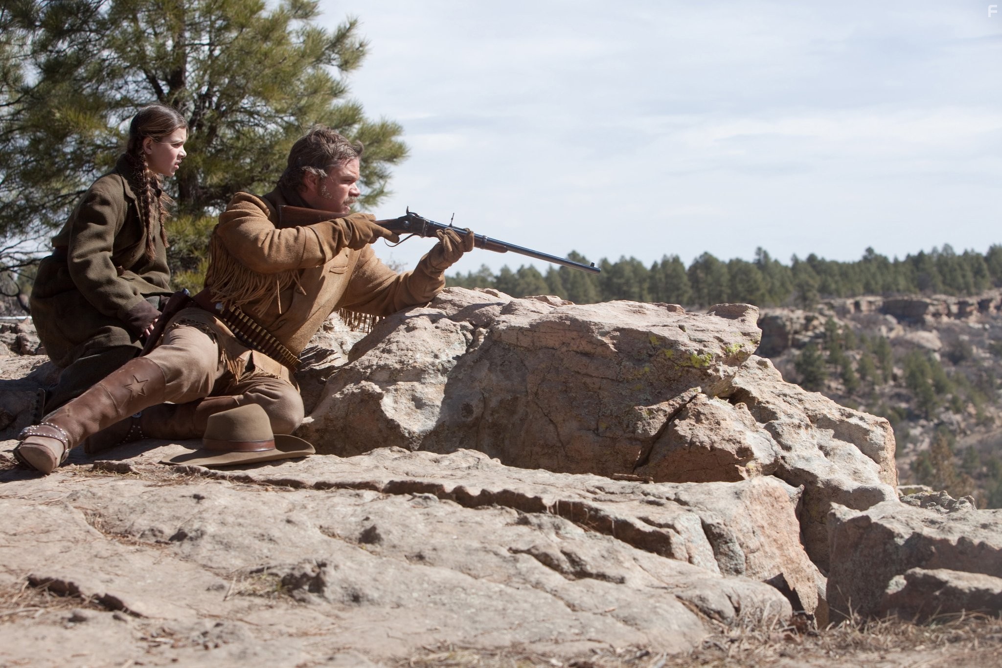 Matt Damon and Hailee Steinfeld in Железная хватка (2010)