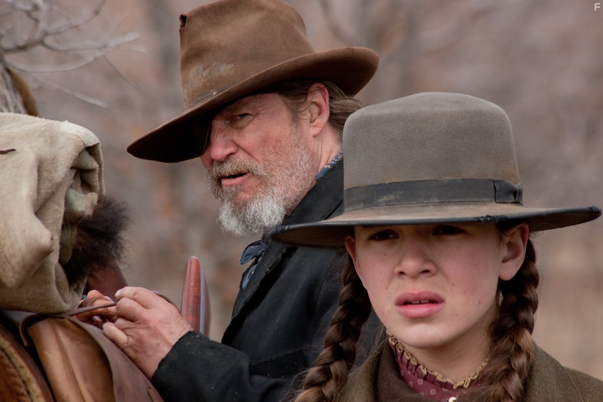 Jeff Bridges and Hailee Steinfeld in Железная хватка (2010)