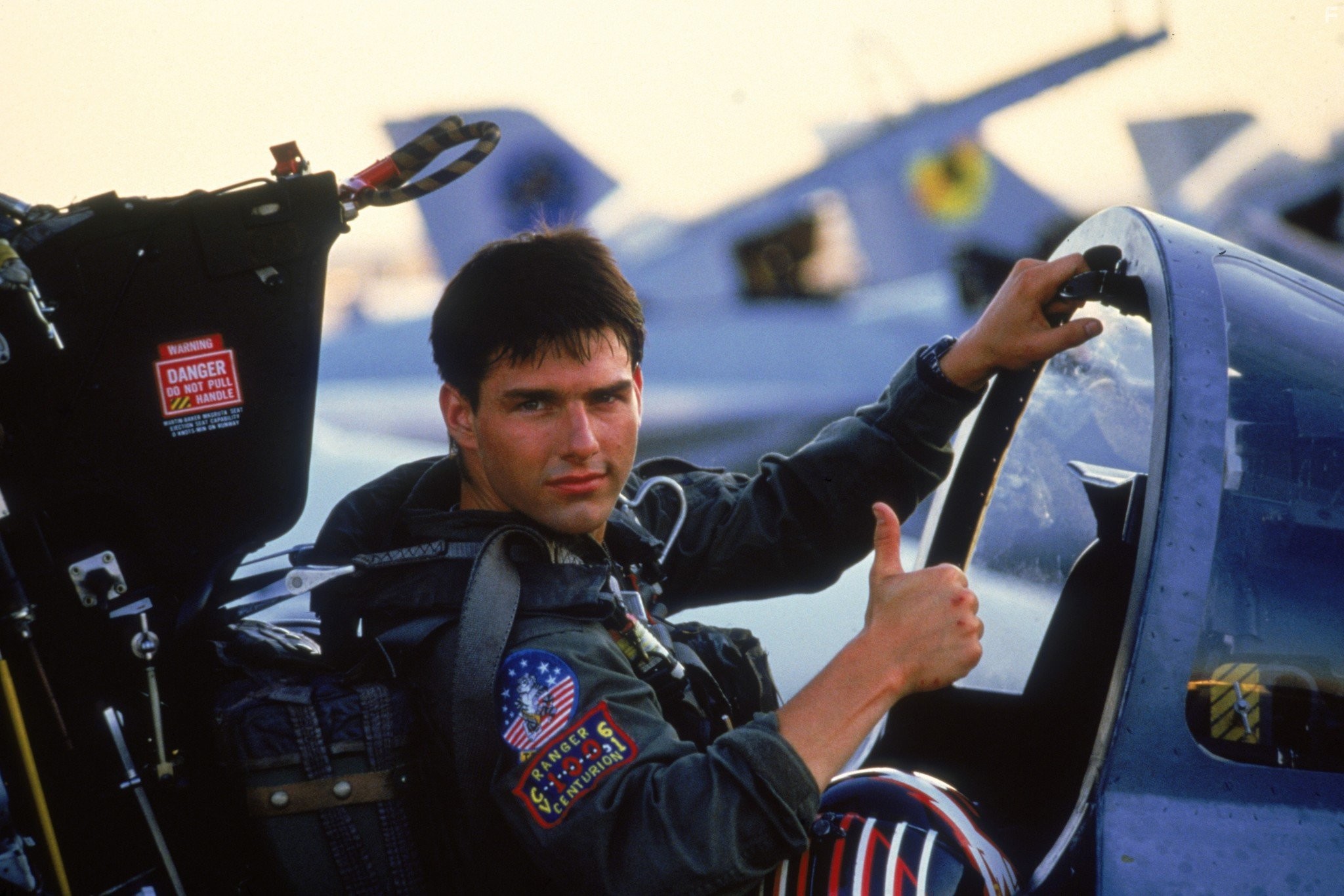 Tom Cruise in Лучший стрелок (1986)