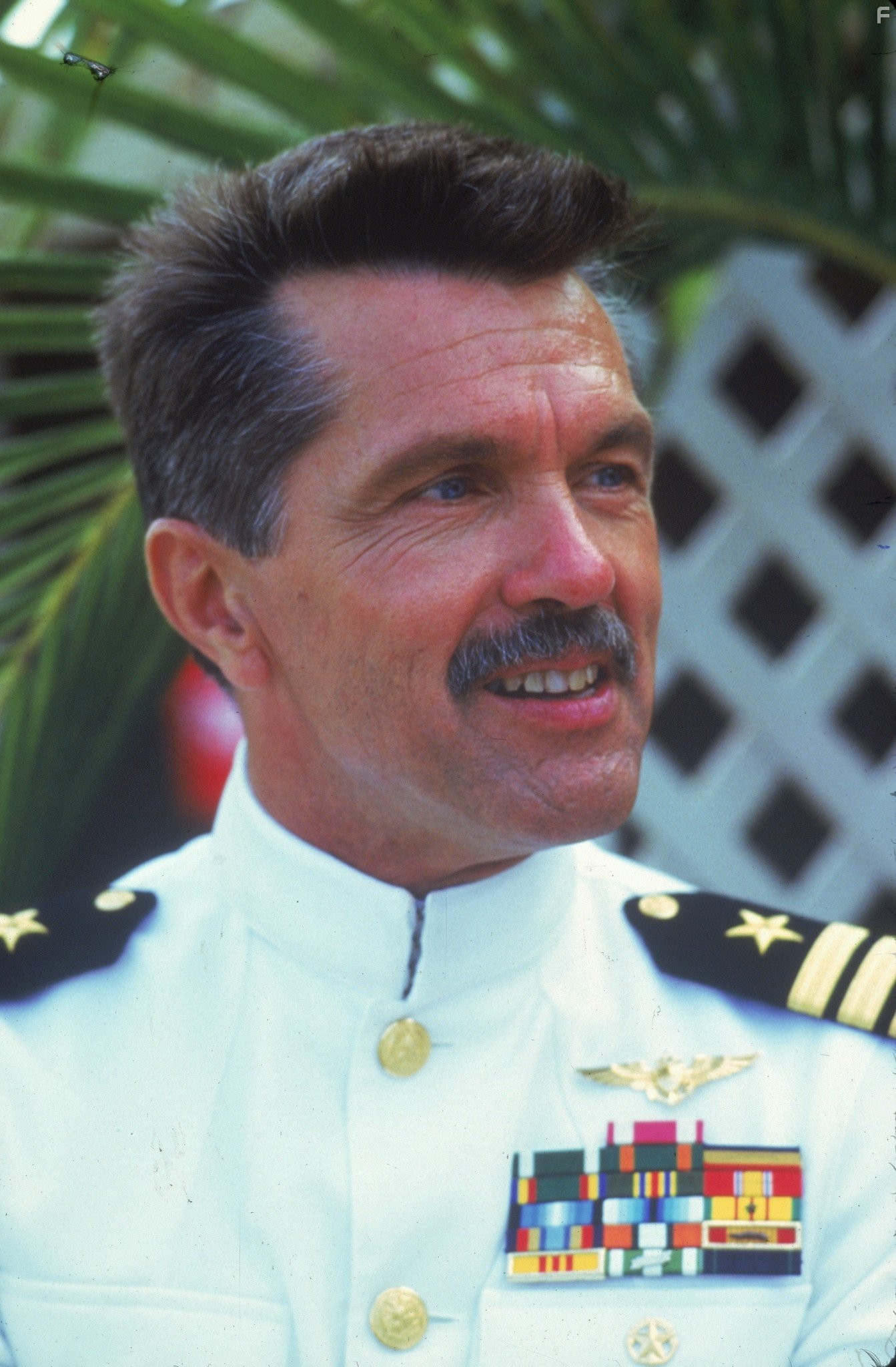 Tom Skerritt in Лучший стрелок (1986)