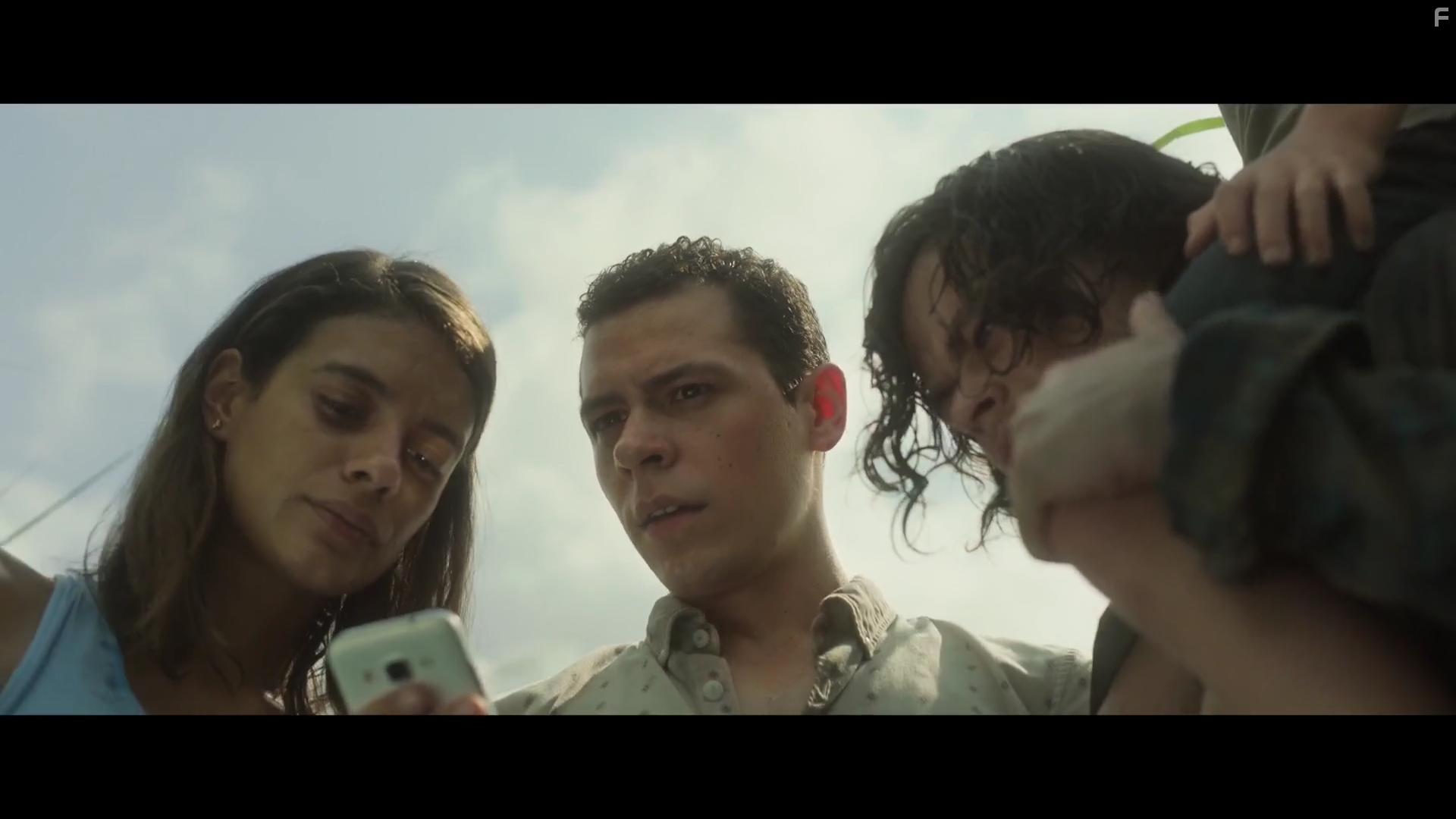 Avery Whitted, Harrison Gilbertson, and Laysla De Oliveira in In the Tall Grass (2019)