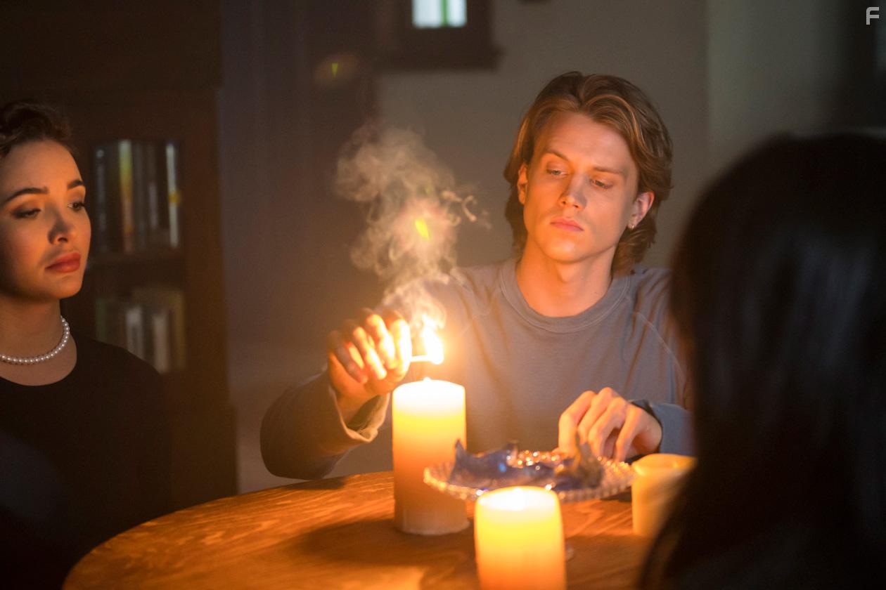 Alex Saxon and Maddison Jaizani in Nancy Drew (2019)