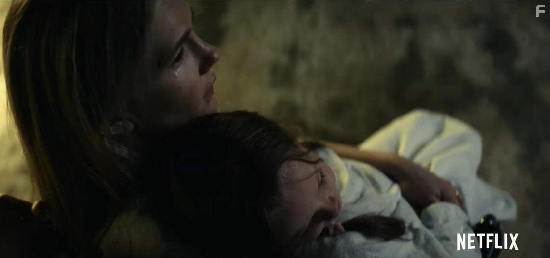 Lily Rabe and Lucy Capri in Fractured (2019)