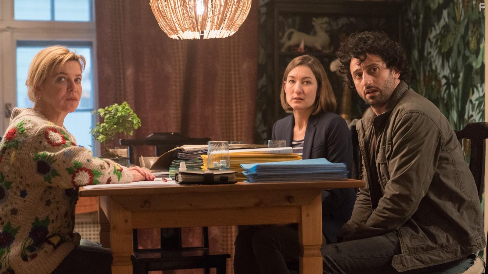 Margarita Broich and Serkan Kaya in Unheimlich perfekte Freunde (2019)