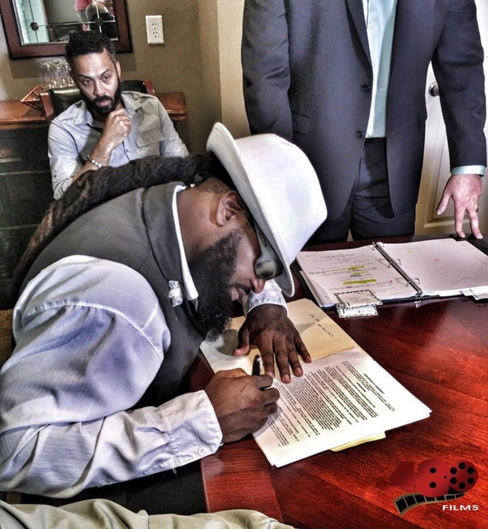 Alphonso A'Qen-Aten Jackson and Carlos Liz in King of Kings (2019)