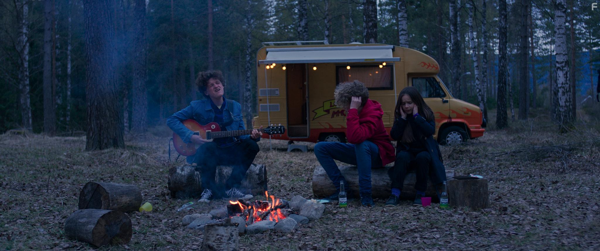 Tage Johansen Hogness, Jakob Dyrud, and Tiril Marie Histad Berger in Los Bando (2018)