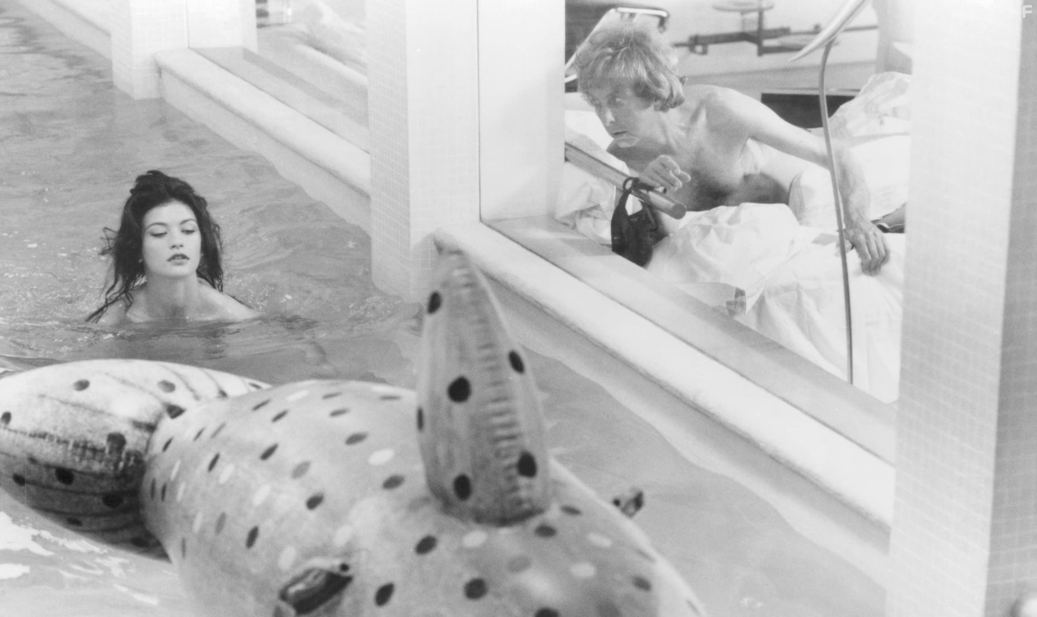 Eric Idle and Catherine Zeta-Jones in Перепутанные наследники (1993)