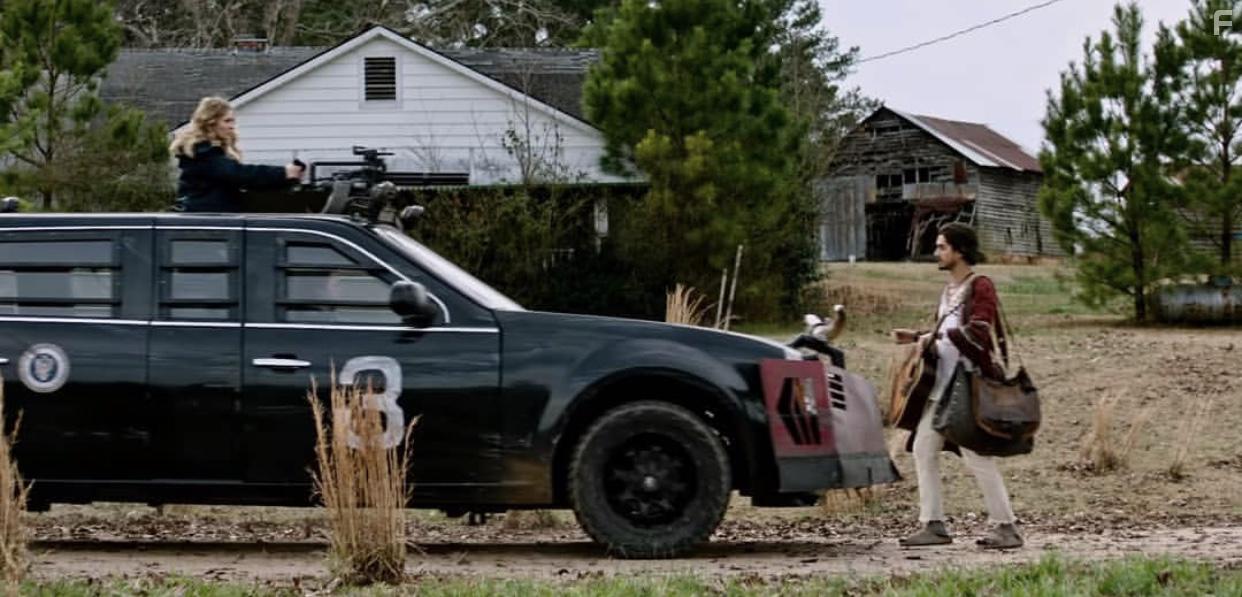 Woody Harrelson, Jesse Eisenberg, Abigail Breslin, Emma Stone, and Avan Jogia in Zombieland: Double Tap (2019)