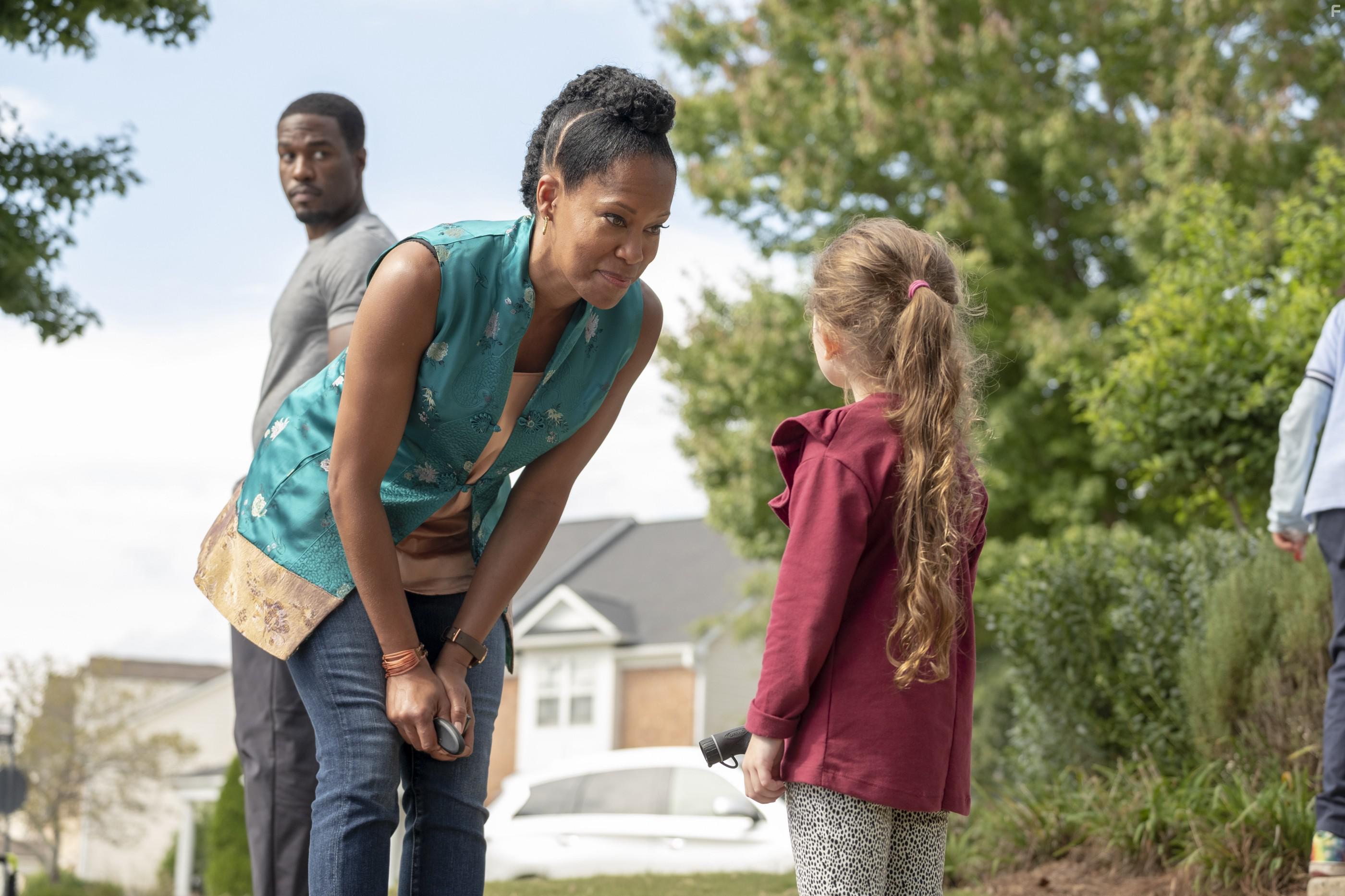 Regina King, Yahya Abdul-Mateen II, and Adelynn Spoon in Watchmen (2019)