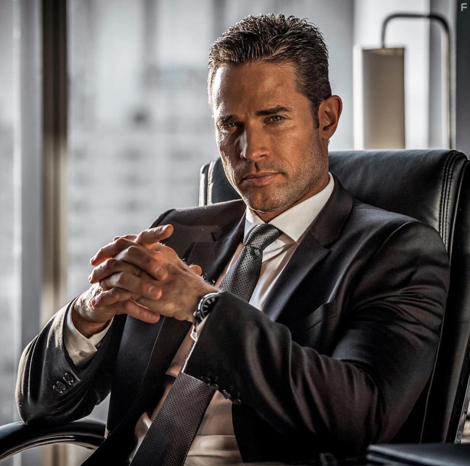 Sebastin Rulli in El dragn (2019)