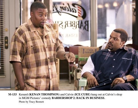 Ice Cube and Kenan Thompson in Парикмахерская 2: Снова в деле (2004)