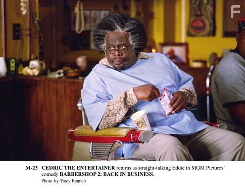 Cedric the Entertainer in Парикмахерская 2: Снова в деле (2004)
