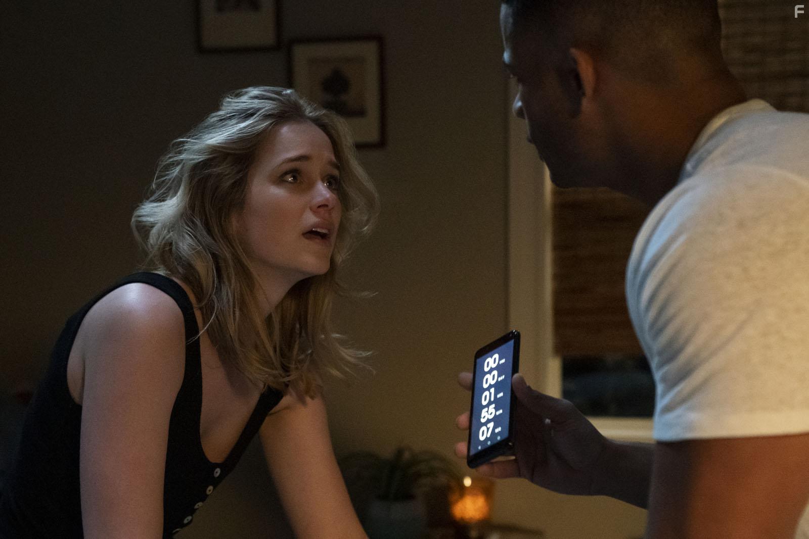 Jordan Calloway and Elizabeth Lail in Countdown (2019)