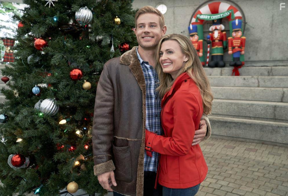 Trevor Donovan in Nostalgic Christmas (2019)