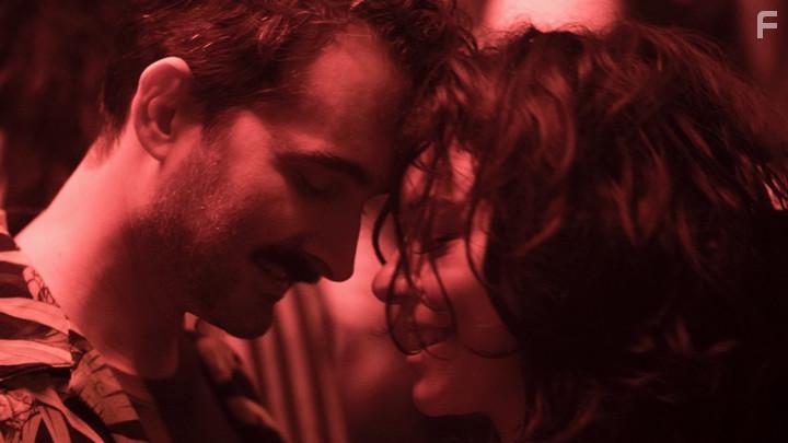 Jay Duplass and Tatiana Maslany in Pink Wall (2019)