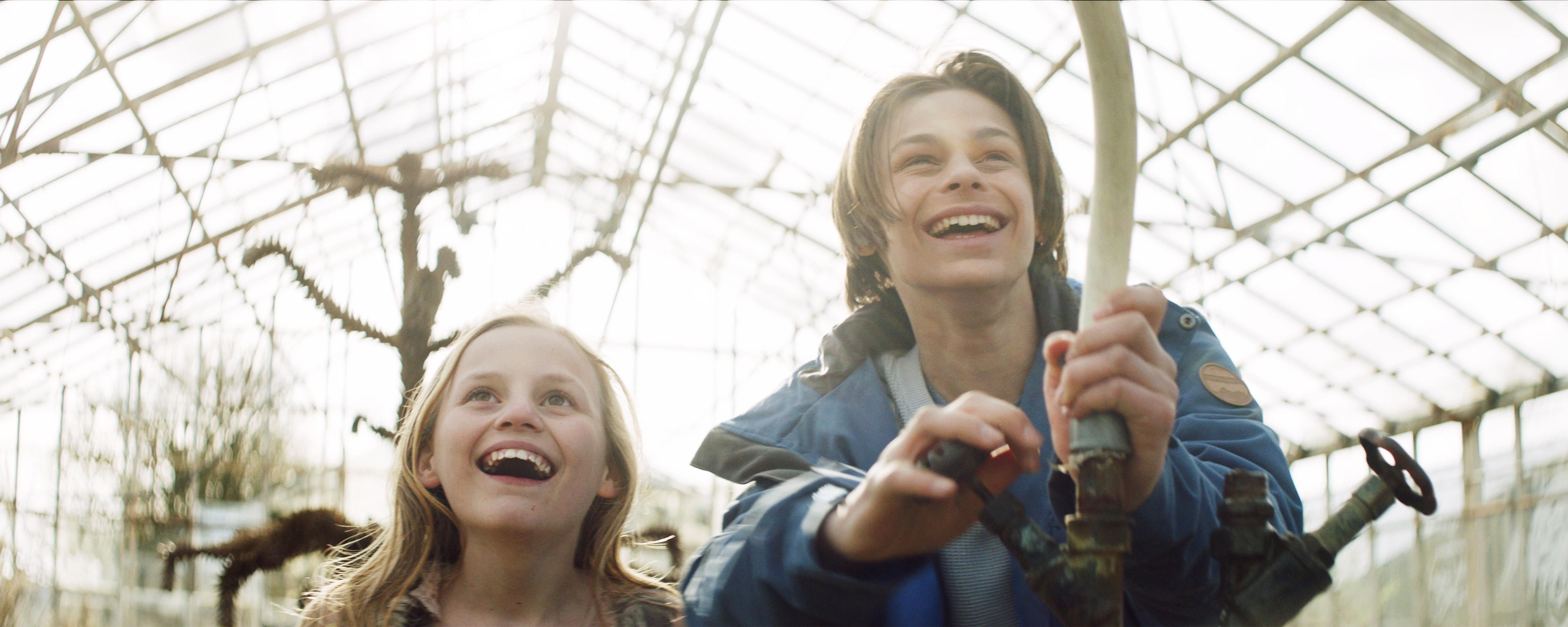 Albert Rudbeck Lindhardt and Flora Ofelia Hofman Lindahl in Landet af glas (2018)