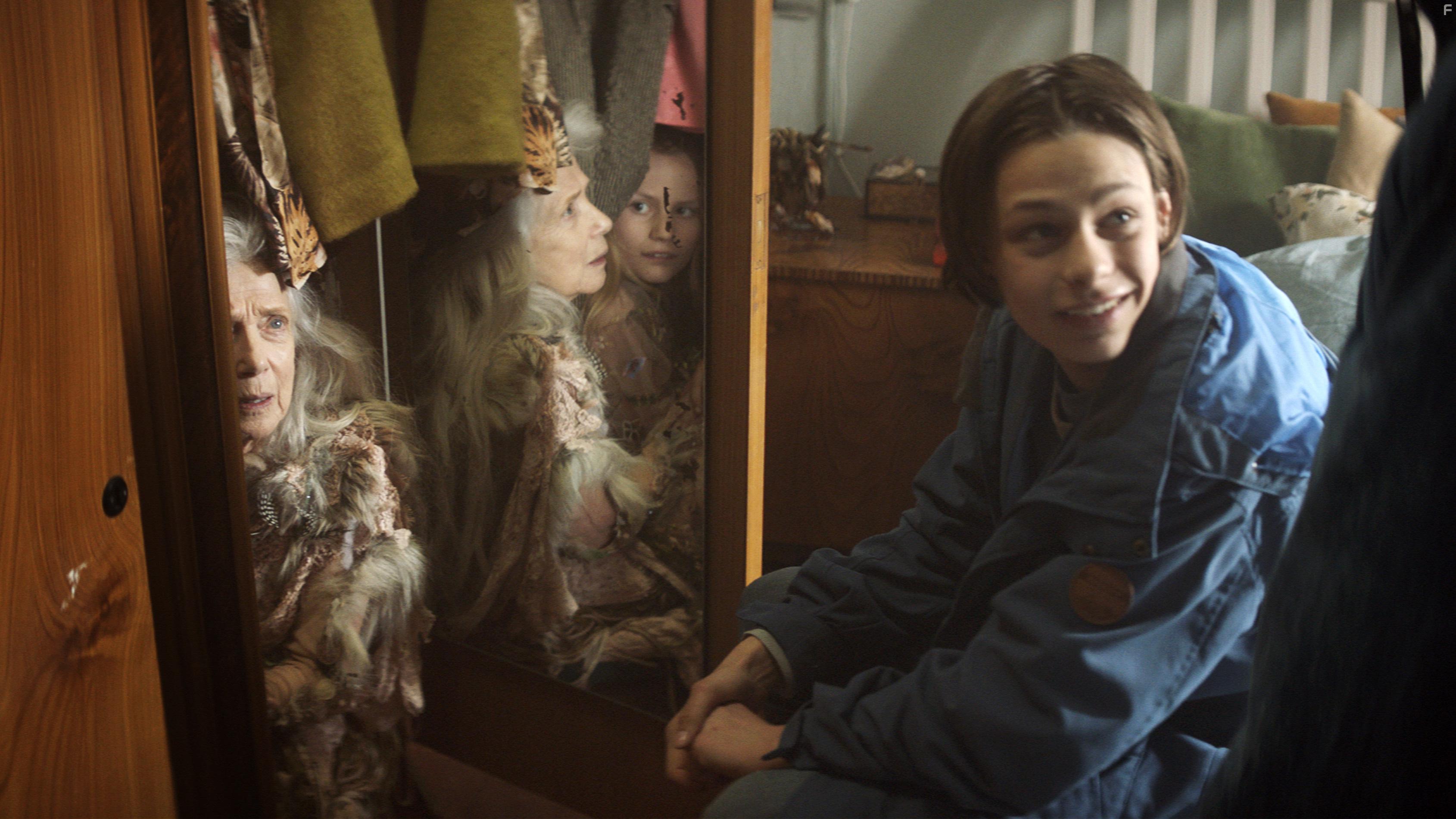 Vigga Bro, Albert Rudbeck Lindhardt, and Flora Ofelia Hofman Lindahl in Landet af glas (2018)