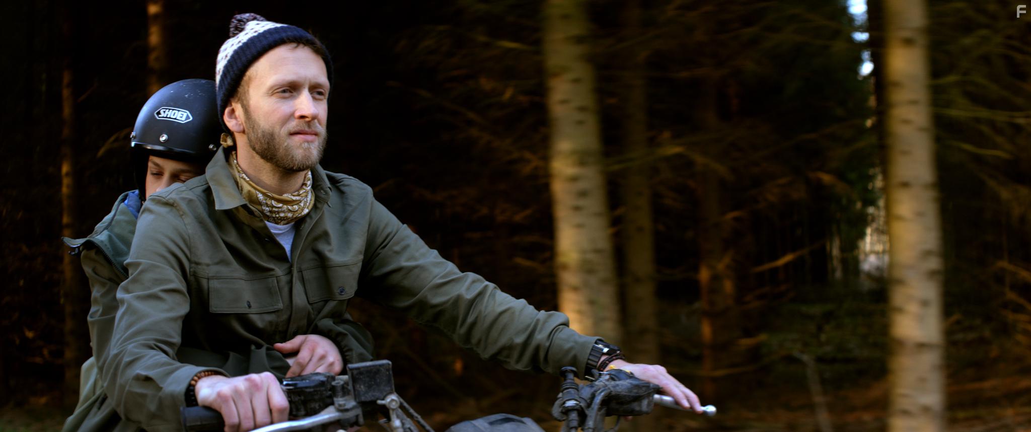 Adam Brix and Albert Rudbeck Lindhardt in Landet af glas (2018)