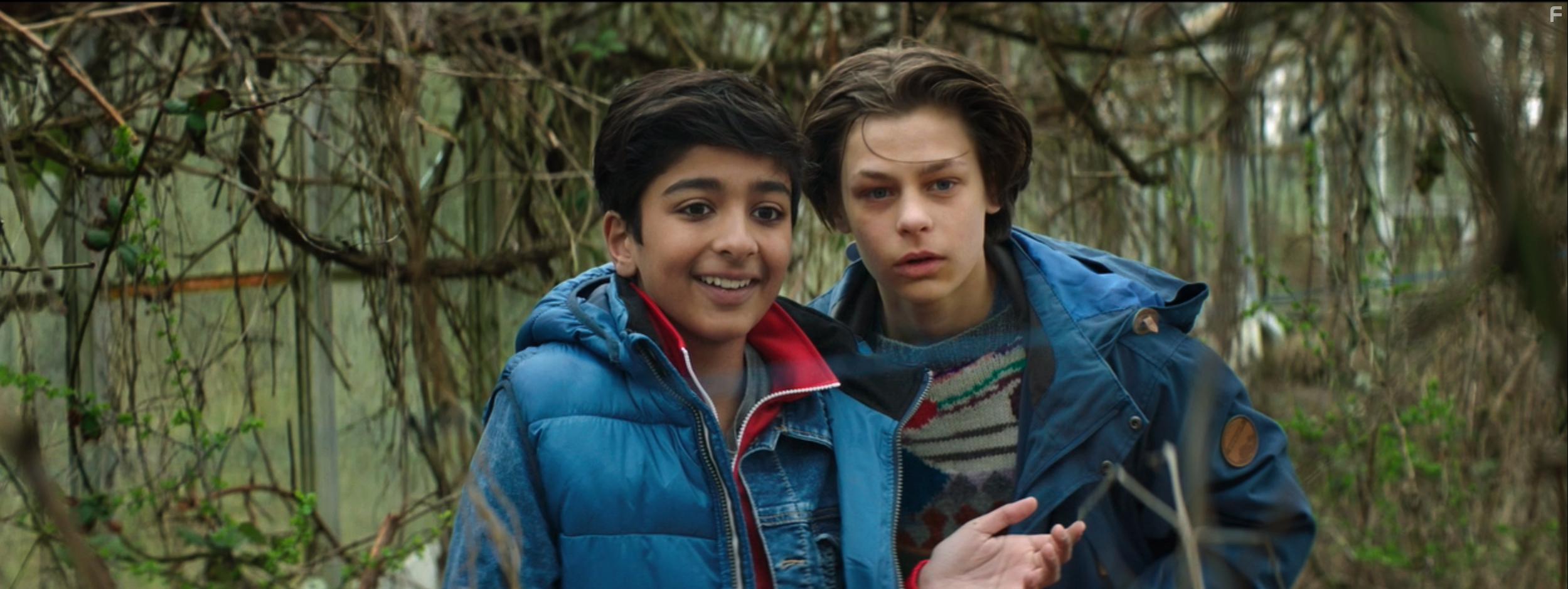 Albert Rudbeck Lindhardt and Arien Takiar in Landet af glas (2018)