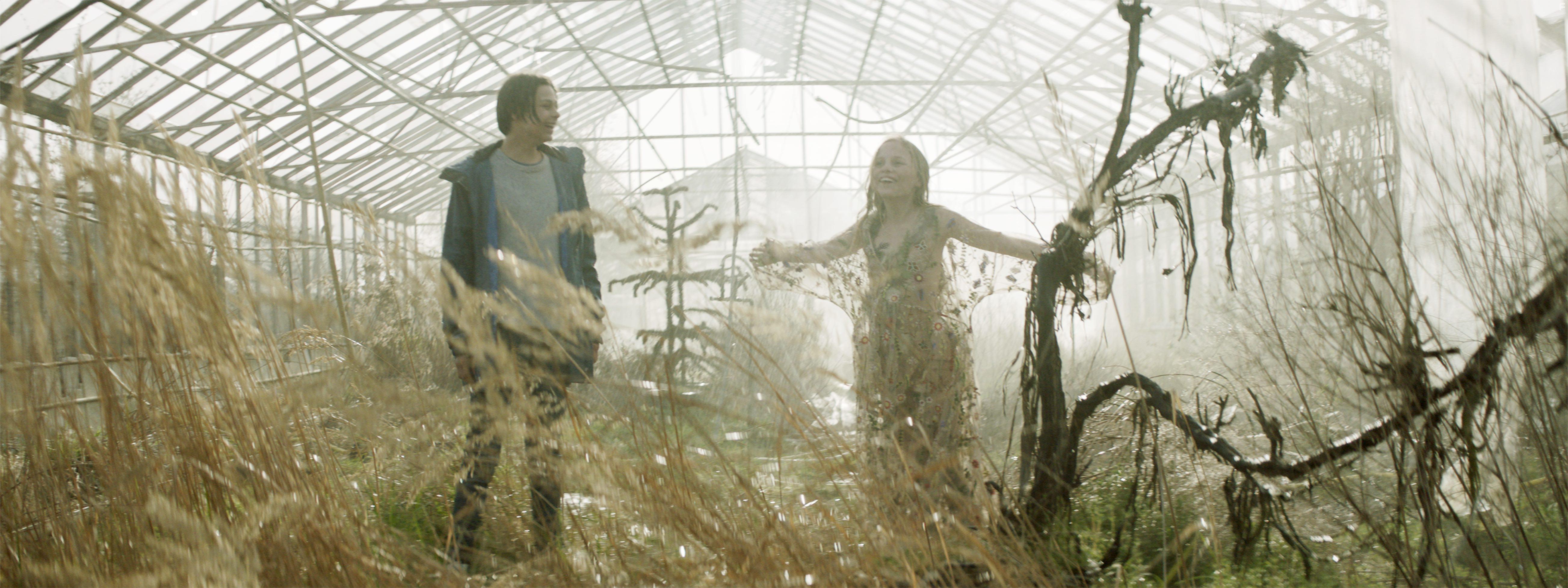 Albert Rudbeck Lindhardt and Flora Ofelia Hofman Lindahl in Landet af glas (2018)