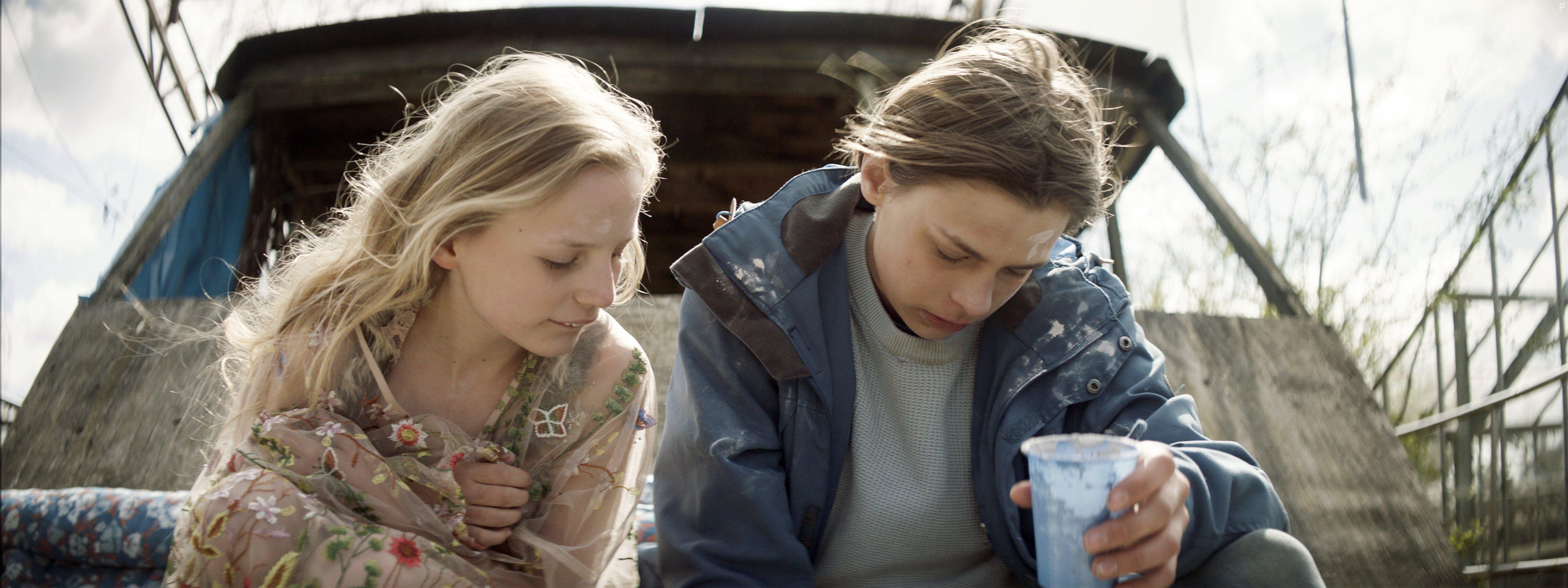 Albert Rudbeck Lindhardt and Flora Ofelia Hofman Lindahl in Landet af glas (2018)